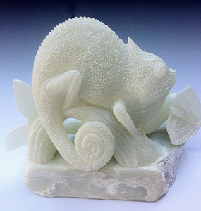 Grande sculpture de chat en pierre ollaire stylisée avec des marbrures rougeâtres subtiles. Disponible à prix de gros. - Product Image 4