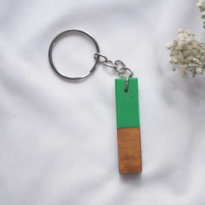 Porte-clés en bois et résine époxy personnalisé avec motif floral, porte-clés en bois et résine époxy faits à la main, prix de gros, porte-clés unique - Product Image 1