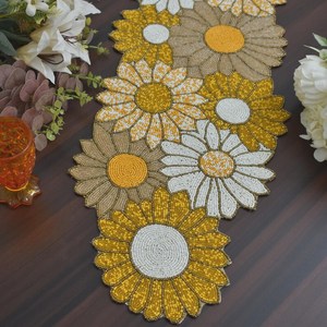 Chemin de table fait main, chemin de table perlé, tapis floral, tapis de table jaune et blanc perlé 13x36 pouces - Product Image 1