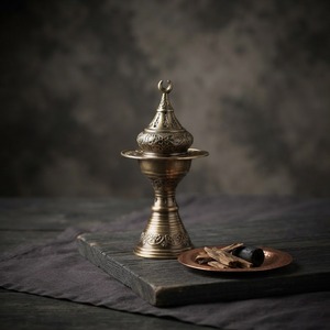 Quemador de Incienso de Metal Dorado Ornamentado de Inspiración Egipcia con Tapa de Cúpula Perforada, Bandeja Decorativa Hecha a Mano y Base de Pedestal - Product Image 1