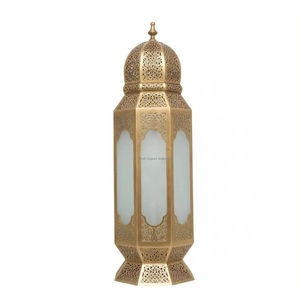 Lanterne à bougie marocaine en or en métal et verre faite à la main populaire pour la décoration d'éclairage intérieur et extérieur - Product Image 5