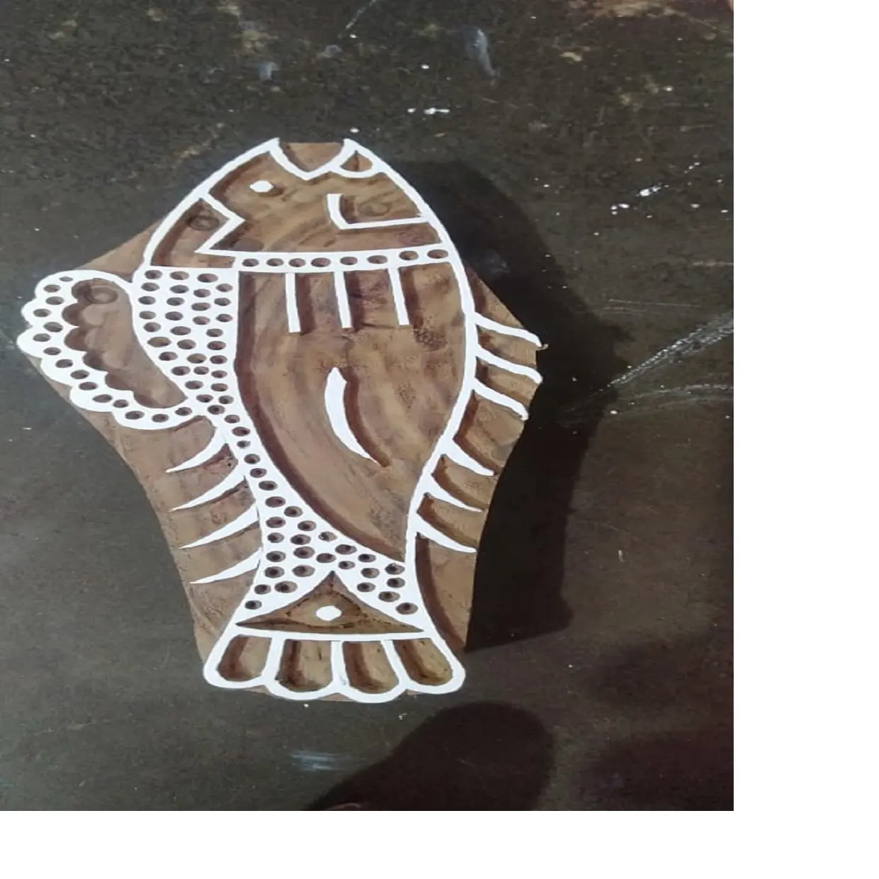 장인이 섬유 인쇄용으로 잘 만들어진 수생 물고기 모양으로 만든 맞춤형 목재 섬유 인쇄 블록