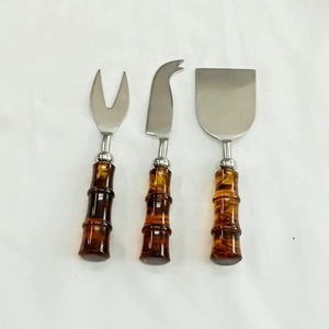 Ensemble de 3 couteaux à fromage artisanaux modernes avec manche en résine, parfait pour le service du fromage dans les hôtels et les restaurants - Product Image 4