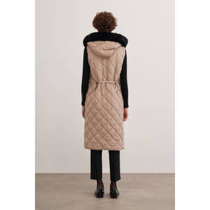 Chaleco Largo Acolchado con Forro de Piel Beige, con Bordado y Detalles de Botones - Product Image 5