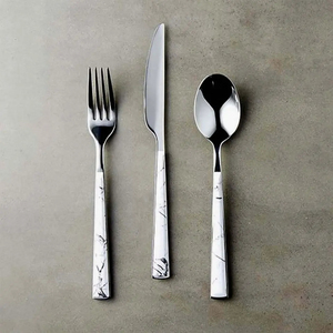 Juego de Cubiertos de Estilo Simple con Acabado en Oro Rosa, Perfecto para Mesas de Boda y Uso en Restaurantes de Alta Cocina, Hecho a Mano en India - Product Image 4