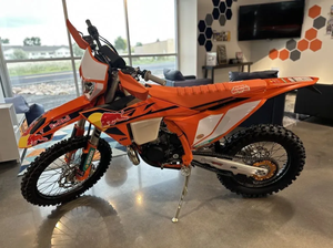 Nouvelles KTM 300 XCW Champion Editions 2025 de haute qualité, légères, à haute efficacité et propulsées à la main - Product Image 2