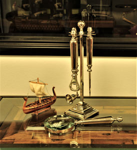 Ensemble de 4 loupe, ouvre-lettre, ouvre-bouteille et éteignoir à bougie, design côtier, en aluminium léger, pour table, 9,5Lx9,5Wx33,7H cm - Product Image 5