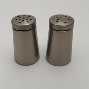 Moulin à sel et à poivre décoratif en laiton avec travail artisanal argenté poli miroir conçu pour les intérieurs décoratifs de salle à manger - Product Image 5