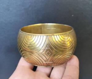 Brazalete ancho de latón hecho a mano con intrincado diseño grabado para accesorios de moda bohemios, tribales y de inspiración vintage - Product Image 3