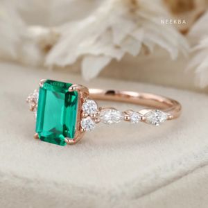 Anillo de compromiso con forma de Esmeralda vintage de oro macizo de 14 quilates Centro 8*6mm Anillo de Esmeralda cultivado en laboratorio con opciones de cambio de tono de metal - Product Image 3