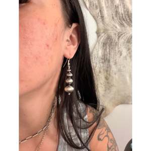 Pendientes Colgantes Treva Jim de Plata de Ley con Perlas de Agua Dulce, Diseño de Bola y Flor con Esmeralda, Diamante y Rubí, Ideales para Bodas y Fiestas - Product Image 2