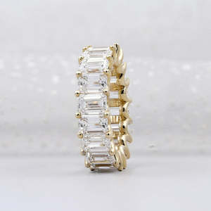 Bague éternelle en or jaune et blanc avec diamants taille émeraude, entièrement sertie de diamants - Product Image 3