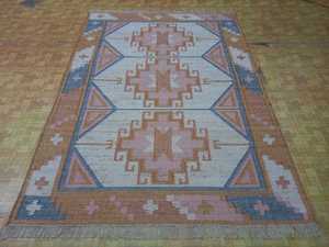 Magnifique tapis indien fait main tufté à la main en rose chocolat vibrant et rouge multicolore taille personnalisable avec motif abstrait - Product Image 3