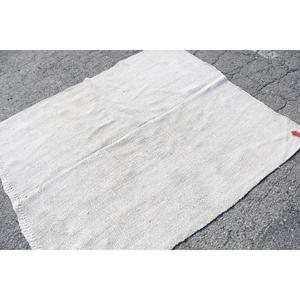 พรมวินเทจตุรกี ขนาด 5x5.8 ฟุต (151x176 ซม.) สีขาวลายดอกไม้สีแดง - Product Image 2