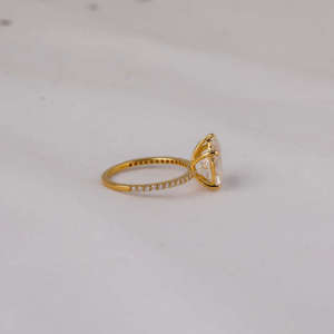 Anillo de Compromiso de Lujo Chapado en Oro de 18 Quilates con Diamante Cultivado en Laboratorio de Corte Pera, Media Eternidad con Diamantes Laterales de Corte Redondo, Regalo Sorpresa - Product Image 2