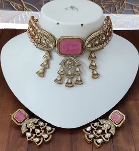 Ensemble de collier en pierre taillée doublette Polki avec des détails complexes et des boucles d'oreilles assorties, bijoux pour les mariages et les occasions festives - Product Image 1