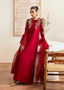 Robe fourreau formelle rouge en satin 100% soie, longueur ras du sol, anti-plis, broderie perlée, col montant, manches longues - Product Image 4