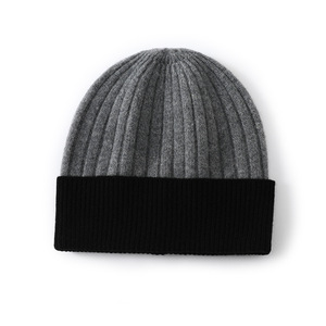 Bonnet d'hiver en tricot personnalisé avec écusson en cuir brodé en 3D et étiquette tissée pour la plage, les voyages et les affaires - Product Image 4