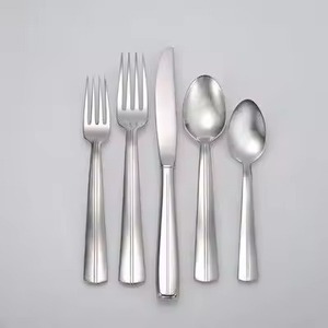 Juego de Cubiertos de Acero Inoxidable de Alta Calidad con Diseño Real, Mango con Rayas y Acabado Pulido Espejo - Product Image 2