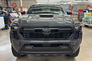 รถยนต์มือสองที่เชื่อถือได้ ปี 2025 โตโยต้า ทาโคมา TRD สปอร์ต ดับเบิ้ลแค็บ 4x4 - Product Image 1