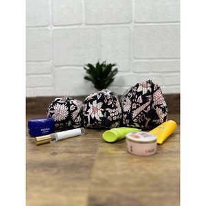 Juego de 3 Bolsas de Aseo y Maquillaje Acolchadas de PU con Estampado Bohemio, Cierre de Cordón y Logotipo Bordado - Product Image 5