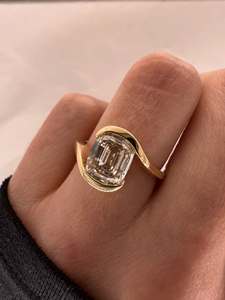 Anillo de Aniversario con Diamante Talla Esmeralda Personalizado, Oro Sólido de 14k, Pieza Escultural Unisex, Fabricante de Joyería Fina OEM/ODM - Product Image 3