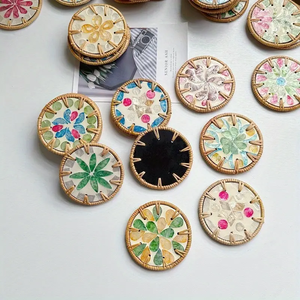 TienPhong Dessous de verre en rotin et coquille colorée fabriqués à la main à la main-Résistant à la chaleur, tapis de tasse à thé anti-brûlure pour la cuisine et la salle à manger - Product Image 2