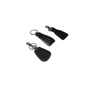 Porte-clés en cuir marron avec boucle de suspension pour événements de fête-Mode classique-Deux porte-clés en cuir métallique à vendre - Product Image 2