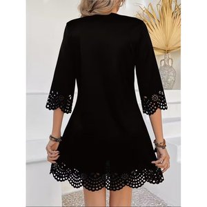 Vestido corto de crepé importado con estampado floral y corte láser, cuello en V y manga corta para mujer, 35370 - Negro - Product Image 4