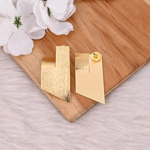 ต่างหูสตั๊ดชุบทองทองเหลืองสำหรับผู้หญิงดีไซน์เนอร์ทำด้วยมือต่างหูเม็ดเดี่ยวชุบทองทองเหลืองคุณภาพสูงขายส่งผู้ผลิต - Product Image 4