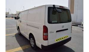 Hiace Van 2020, Tracción Trasera, Motor de 4.5L de Aspiración Natural, Caja de Cambios Automática, Asientos de Cuero, Interior Oscuro, Cámara Trasera de 360° - Product Image 2