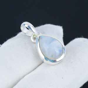 Colgante de Piedra Lunar Natural con Engaste de Bisel en Forma de Pera en Plata de Ley 925, Estilo Bohemio para Mujer, Joyería Hecha a Mano al por Mayor - Product Image 1
