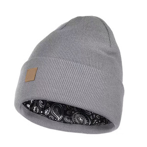 Venta al por mayor de fábrica OEM personalizado bordado de marca de cuero parche jacquard logotipo al aire libre de invierno de punto de satén forrado puño Beanie - Product Image 3