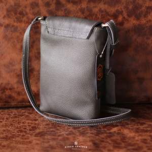 Petit sac à bandoulière en cuir de vachette véritable fabriqué à la main pour téléphone Pochette à bandoulière minimaliste avec sangle réglable - Product Image 2