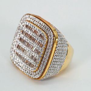 Bague de fiançailles pour homme en or jaune, avec moissanite taille ronde et baguette et sertissage à griffes - Product Image 2
