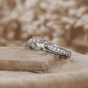 Anillo de Oro Rosa de 14K con Moissanita de Corte Redondo de 6.50 MM con Detalles y Halo Oculto para Mujer - Product Image 1