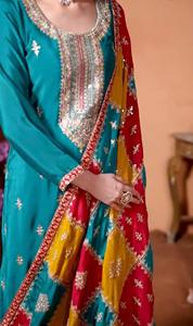 Meilleure exportation multicolore brodé attrayant fête porter Chinon soie tissu Kurti pantalon Dupatta disponible dans des tailles personnalisées - Product Image 2