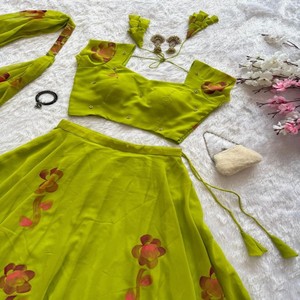 Conjunto de Lehenga Choli VASTRA COTTAGE de Organza Pura con Estampado Digital y Trabajo Zari, con Dupatta de Lona con Vuelo Completo, Ropa Festiva para Bodas - Product Image 2