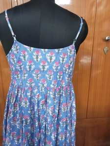 Robe imprimée en coton indien à bretelles réglables, longueur midi, tenue de soirée d'été, robe tissée écologique avec impression numérique de poche - Product Image 4