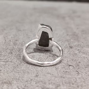 Bague pour femme en argent sterling 925 avec pierre brute naturelle de labradorite martelée, ajustable, pour fêtes et Noël - Product Image 5