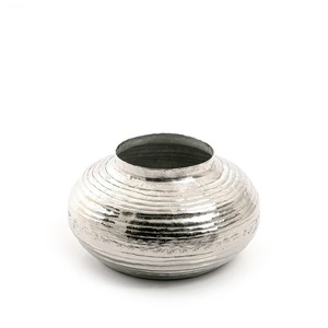 Vase à fleurs en aluminium au design tendance avec surface martelée subtile, idéal pour les arrangements floraux verticaux et les coins - Product Image 5