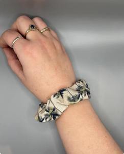 ที่มัดผมกำมะหยี่สีขาวอ่อน | สายรัดข้อมือเตือนการเลี้ยงลูกด้วยนมแม่และลูกน้อย - Product Image 1