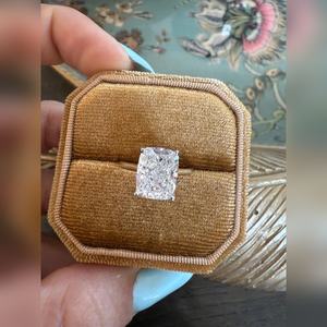 Bague de fiançailles en diamant de laboratoire taille coussin allongée 3 carats, certifiée IGI VVS1 VVS2, or massif 18 carats, couleur F, luxe, vente en gros - Product Image 2