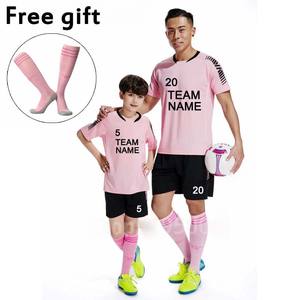 Conjuntos de uniformes de diseño personalizado de alta calidad para equipos deportivos Camisetas de fútbol personalizadas con pantalones cortos para equipos de fútbol - Product Image 2