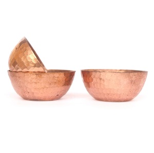 Bol à mélanger en cuivre pur de haute qualité avec finition martelée pour battre les œufs à salade à des fins décoratives et de service de cuisine - Product Image 1