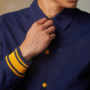 Chaqueta Varsity de Lona Casual de Invierno para Hombre OEM con Capucha, Bordado de Logotipo Personalizado, Cuello Alto, Ajuste Holgado, Calidad Superior, Estilo Béisbol - Product Image 4