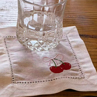 Ensemble de serviettes de cocktail et sous-verres carrés personnalisés en coton et lin brodés de cerises, réutilisables et durables, pour la table de fête ou la salle à manger à la maison