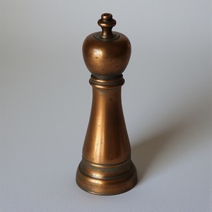 Paire de moulins à poivre et shaker décoratifs en laiton avec détails artisanaux offrant un accent décoratif pour les tables à manger - Product Image 1