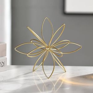 Sculpture en métal faite à la main, idéale pour une présentation décorative sur des tables, des étagères, des cheminées ou des espaces de travail - Product Image 1
