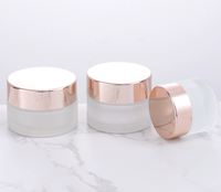Impression de logo personnalisé en stock, pot en verre givré de 30 g et 50 g avec couvercle rose doré, conteneur cosmétique de luxe pour les soins de la peau